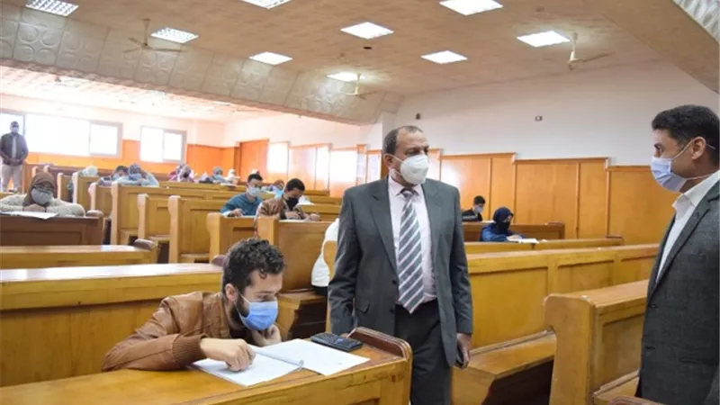 رئيس جامعة بني سويف فى جولة على كليات مجمعات الجامعة شرق النيل