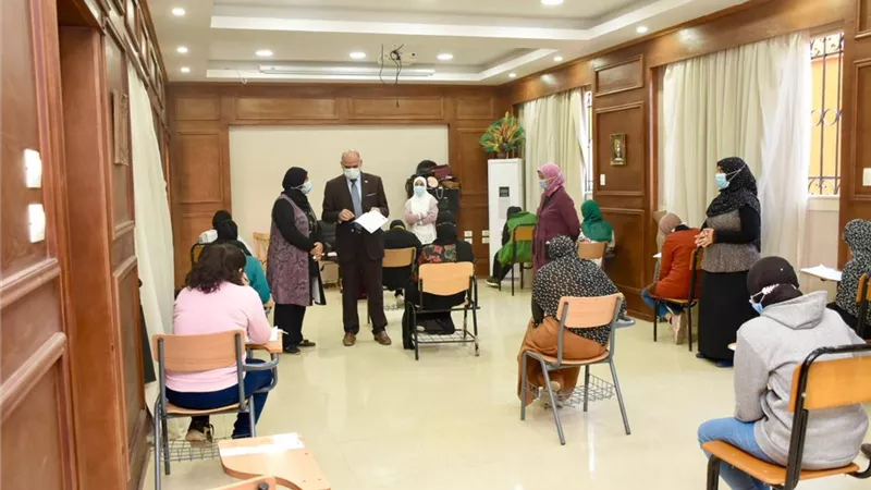 رئيس جامعة الأقصر يتابع سير امتحانات الفصل الدراسى الأول بكلية الألسن