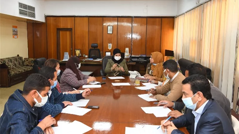 سكرتير عام مساعد محافظة قنا تترأس لجنة إختيار الأم المثالية بالديوان العام والوحدات المحلية