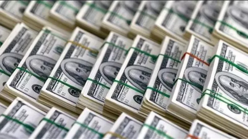 الدولار يهبط عن ذروة 3 أشهر ونصف مع استقرار عوائد السندات