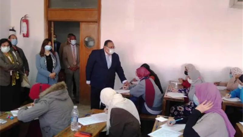رئيس جامعة حلوان يواصل تفقد لجان امتحانات الفصل الدراسى.. بالصور