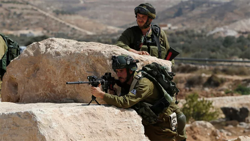 إصابة شابين فلسطينيين برصاص قوات الاحتلال جنوب بيت لحم