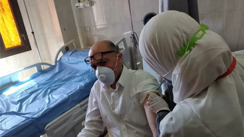 بدء تطعيم الأطقم الطبية العاملة بمستشفيات المنيا الجامعية بـ 