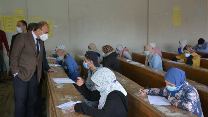 رئيس جامعة الزقازيق يتابع أعمال الامتحانات بكليتي الآداب والحقوق
