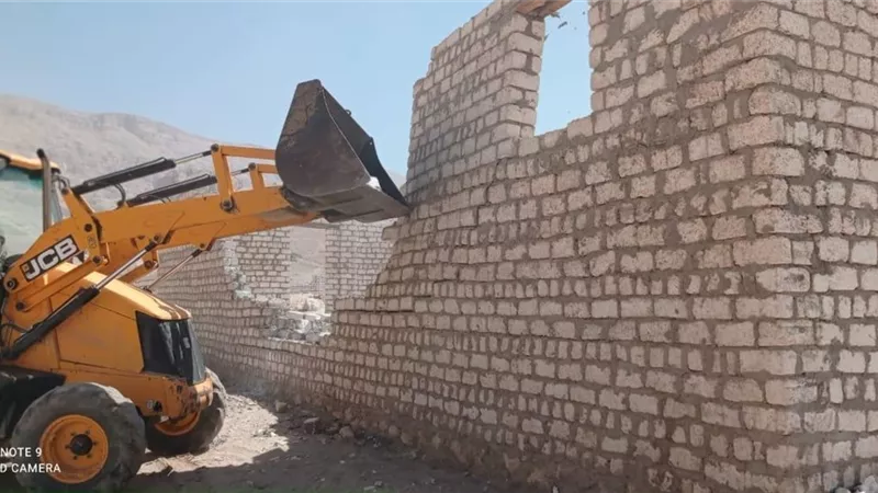 إزالة 3 حالات تعدى بالبناء بدون ترخيص بقرية المعلا بإسنا جنوب الأقصر