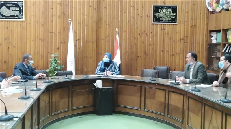 نائب رئيس جامعة الزقازيق تجتمع مع اللجنة العلمية لمناقشة مشروع تدوير المخلفات بالشرقية