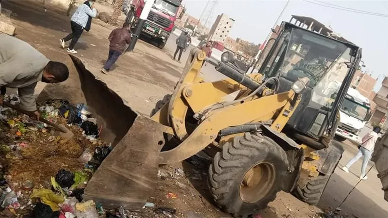 أعمال نظافة ورفع قمامة وتجميل بالطريق العام يالزقازيق