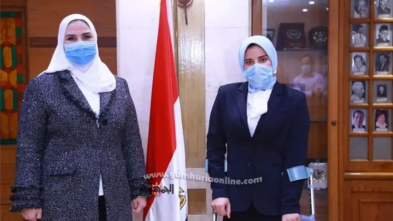 وزيرة التضامن الاجتماعي تستقبل ابنة العاشر من رمضان.. وتوفير جهاز تعويضي لها