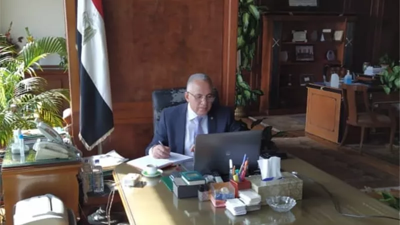 عبد العاطى: دراسة بالتعاون مع البنك الدولى لتنفيذ نظم الرى الحديث بالأراضى القديمة