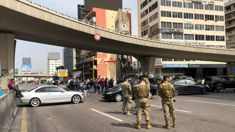 فتح الطرق المغلقة بلبنان بعد اغلاقها اسبوع بسبب الاحتجاجات