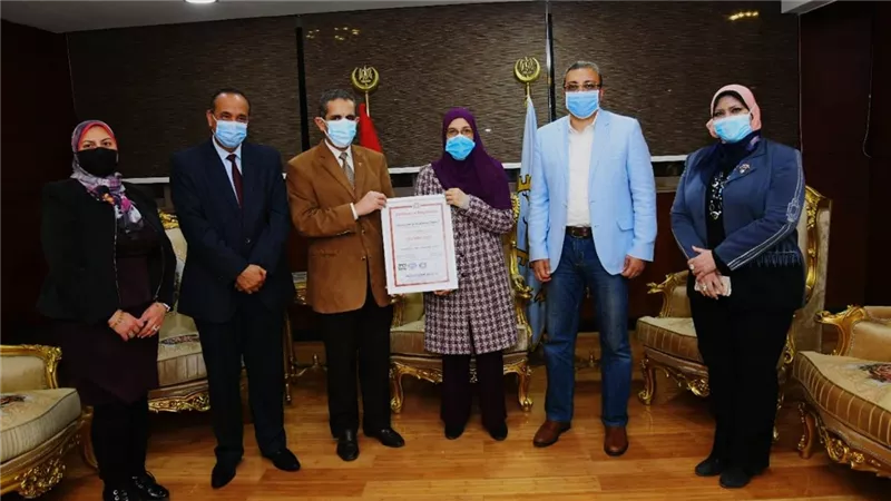 محافظ الغربية يكرم مديرة المركز التكنولوجي بسمنود لفوزهم بالأيزو ٩٠٠١.