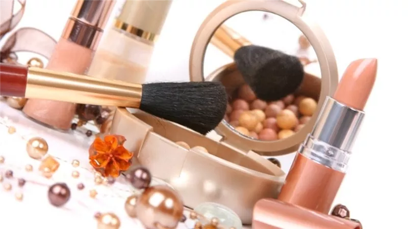 مركبات سامة تحتويها بعض مستحضرات التجميل.. تعرف عليها