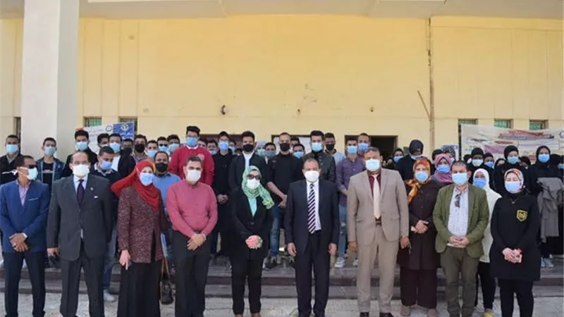 رئيس جامعة بني سويف يشارك فى دقيقة حداد على روح طالبة