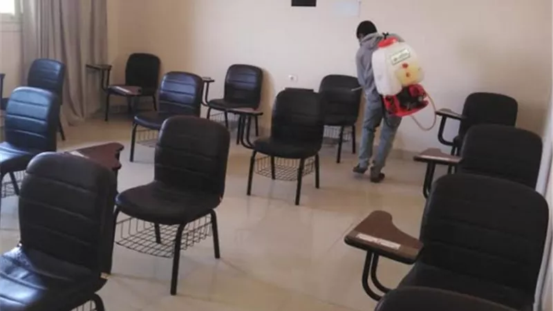 رئيس جامعة الأقصر يتابع إجراءات التطهير والتعقيم أثناء سير امتحانات الفصل الدراسي الأول