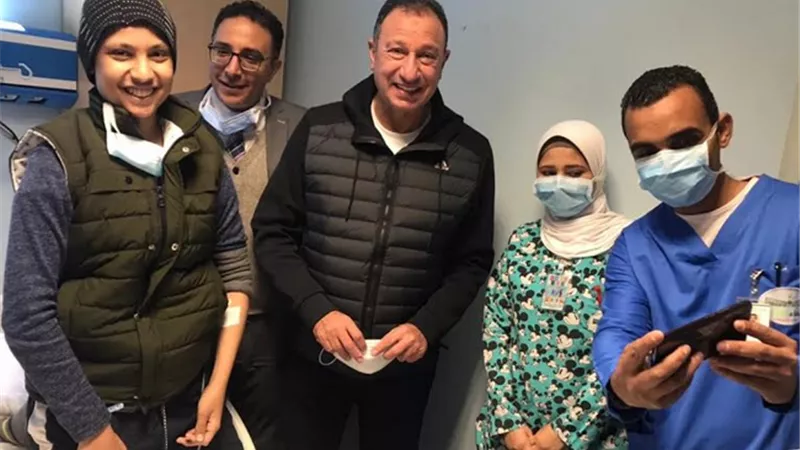 الخطيب يلبي دعوة طفل مريض بالسرطان ويزوره فى غرفته