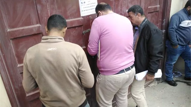 جهاز دمياط الجديدة يغلق 17 محلاً وبدروم مخالف فى المدينة بالتعاون مع شرطة التعمير.. بالصور