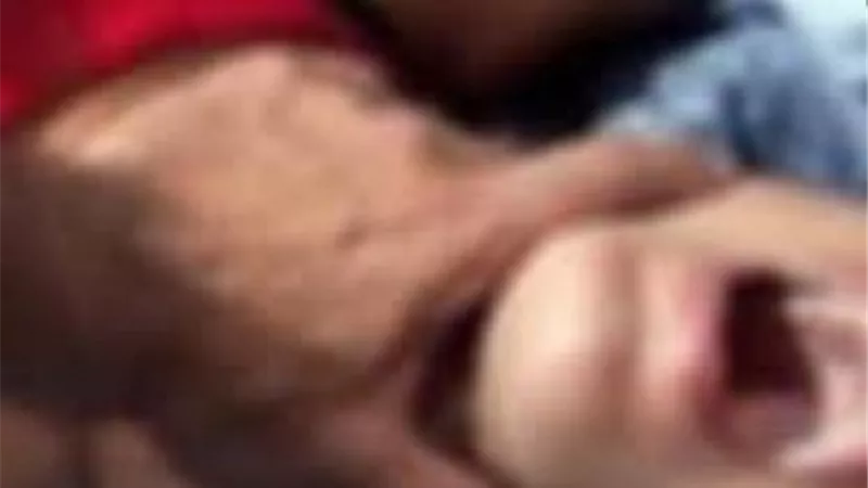 لسبب اغرب من الخيال ..قتل طفله بعد معانقته وتقبيله