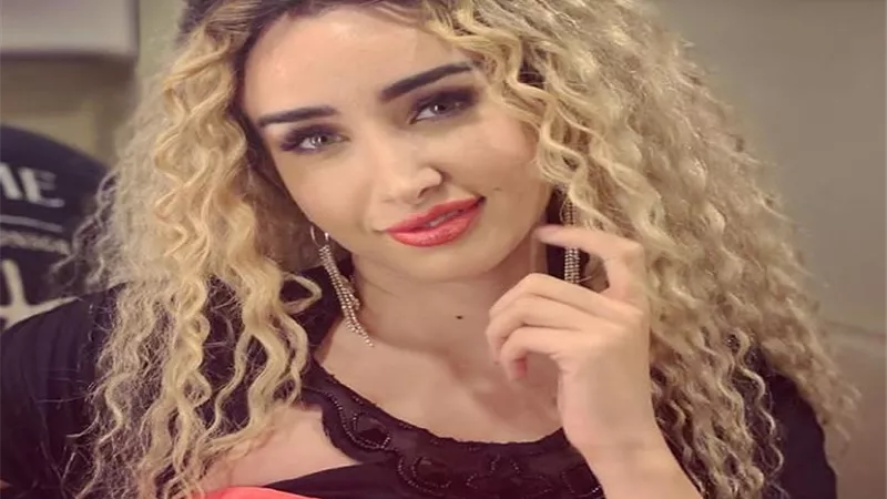 شاهد .. هنا الزاهد تخطف القلوب بإطلالة مبهجة وتعلق : أفتقد الصيف