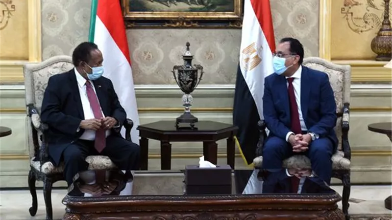 رئيس الوزراء يستقبل نظيره السوداني بمطار القاهرة لبحث تفاصيل التعاون القائم بين البلدين