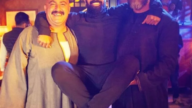 بالجلباب الصعيدى.. السقا وكرارة يحملان محمد سامى على كتفيهما