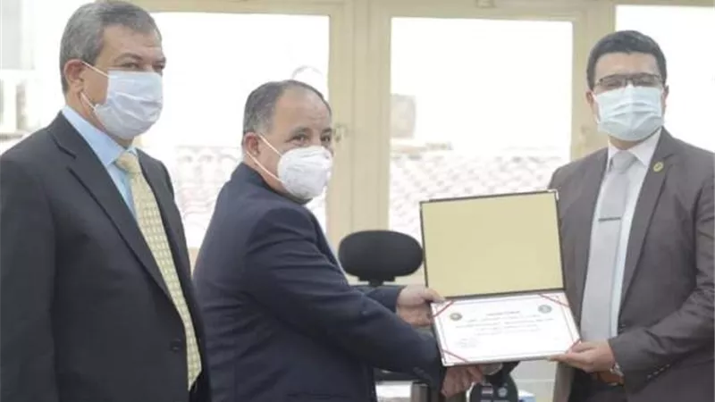 وزير المالية يكرم 