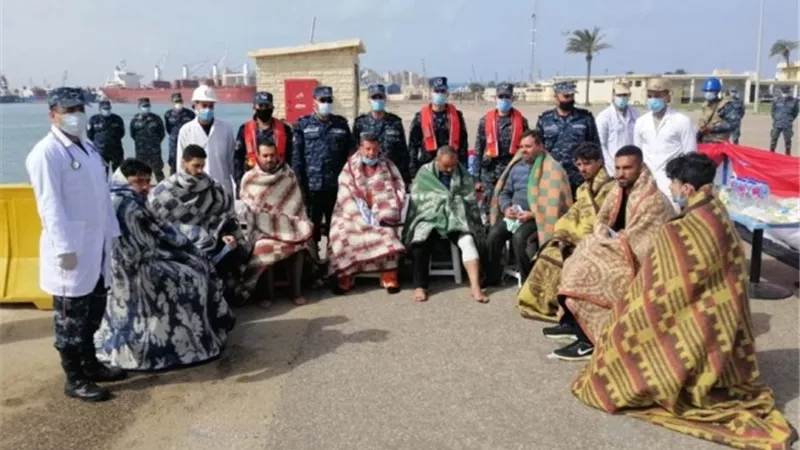 بالصور...القوات البحرية تنجح فى إنقاذ طاقم سفينة نقل بضائع بعد تعرضها للغرق