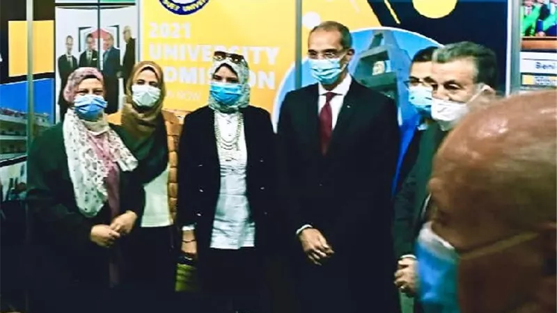 وزير الاتصالات يزور جناح جامعة بنى سويف بمعرض 