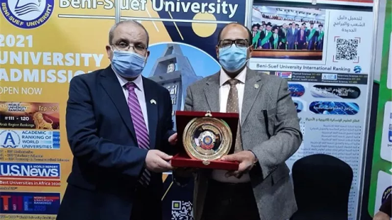 رئيس جامعة جدارا الأردنية يشيد بجناح جامعة بني سويف بمعرض 