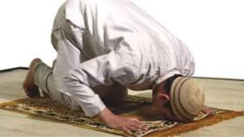 هل سعى الإنسان وراء المال ينقص من عبودية الله؟.. عالم يجيب