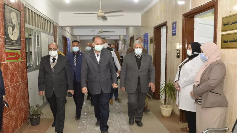 محافظ أسيوط يتفقد فعاليات تلقي الجرعة الأولى من لقاح فيروس كورونا للمواطنين بالمركز الصحى بالوليدية