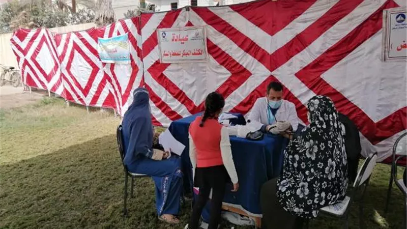 توقيع الكشف الطبى بالمجان على ١٣٥٣ مواطن بقرية العطوي بدمياط.صور
