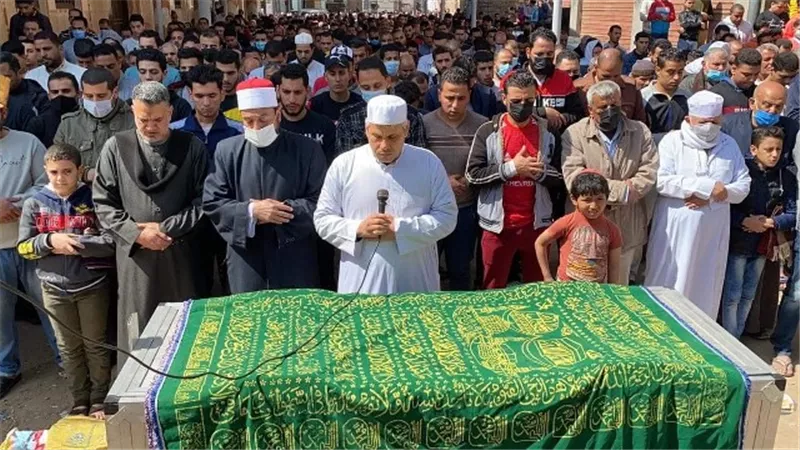الالاف يودعون الحاجة 