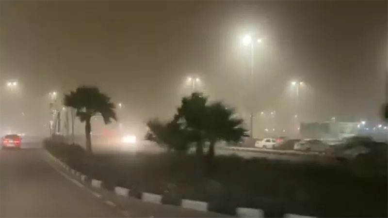 عاصفة رملية تجتاح المناطق الشرقية في السعودية .. فيديو
