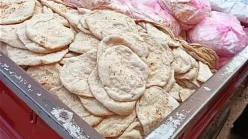 ضبط ٧ آلاف رغيف خبز بلدي مدعم قبل تهريبه وبيعه في السوق السوداء بصان الحجر في الشرقية