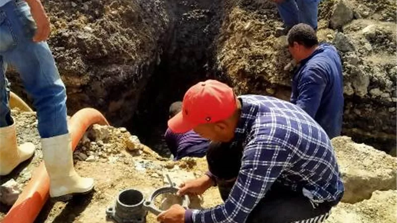 تركيب خطوط المياه الرئيسية لخدمة أهالي منطقة الإصلاح بالقنطرة غرب.صور