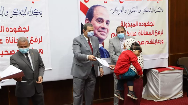 سعفان يسلم 3306 بوليصة تأمين تكافلي للعمالة غير المنتظمة والصيادين بالبحر الأحمر