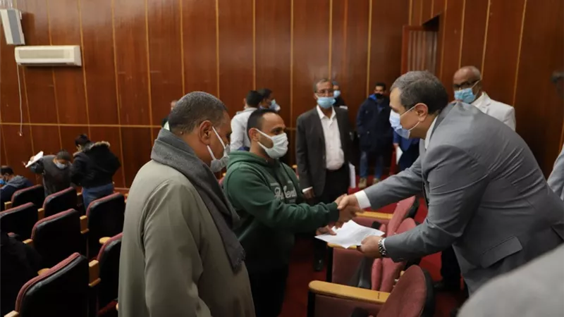 وزير القوى العاملة يسلم 20 عقد عمل لذوي الهمم والعزيمة بالبحر الأحمر