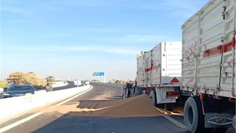 تصادم بين جرار زراعى وسيارة محملة بالغلال أعلى محور الشهيد باسم فكرى بقنا