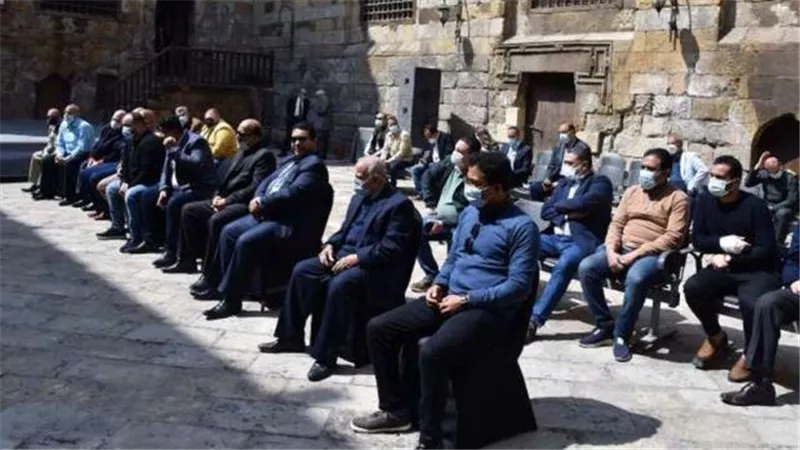 مدبولي يحاور سكان القاهرة التاريخية: «لا يوجد مكان لا تمتد إليه يد التطوير.. وإنتم أول ناس هتستفيد»