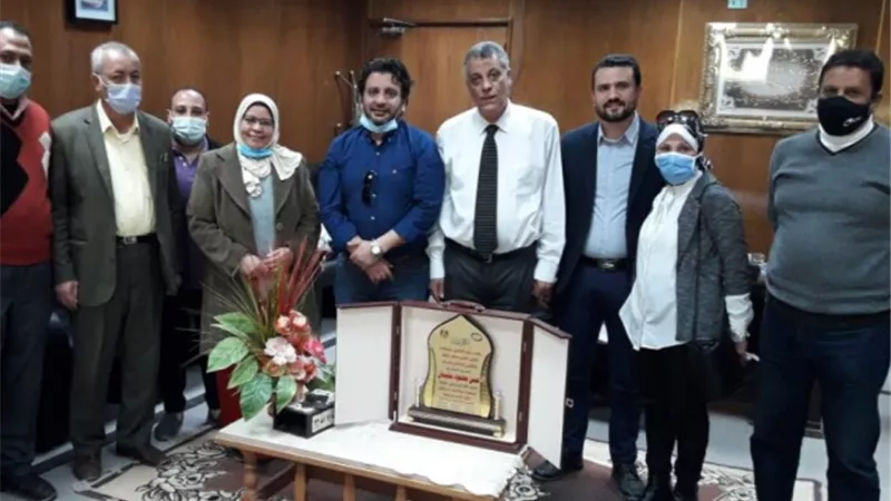 تكريم مدير فرع بنى سويف للتأمين الصحي لبلوغه سن المعاش