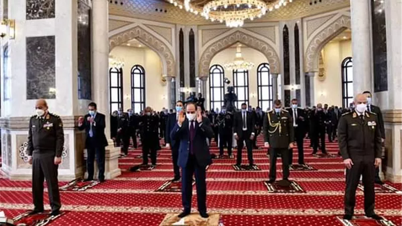 الرئيس السيسي وقادة القوات المسلحة يؤدون صلاة الجمعة بمسجد المشير