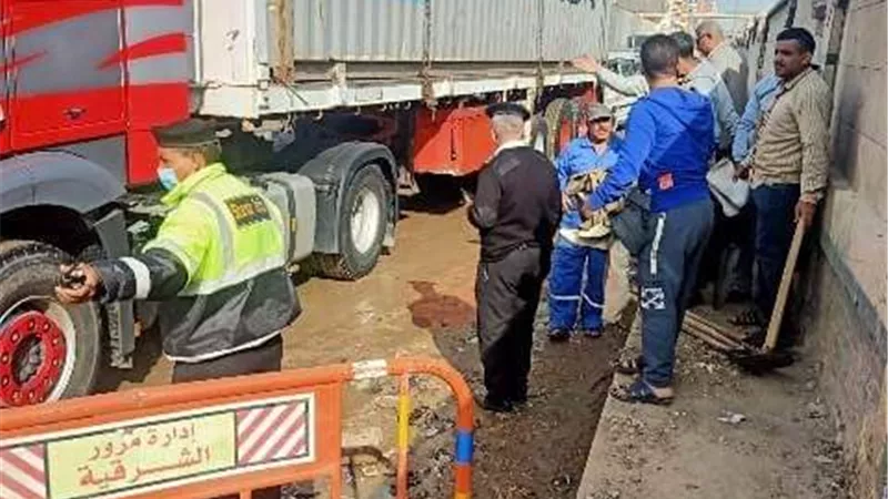 الانتهاء من إصلاح خط طرد صرف صحي أمام قرية العصلوجي بطريق الزقازيق بلبيس
