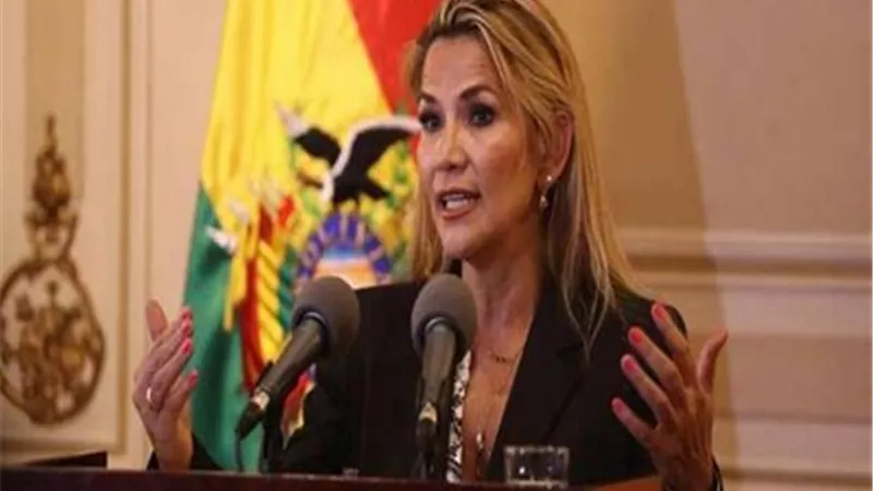 إختباء رئيسة بوليفيا السابقة تحت السرير لحظة اعتقالها