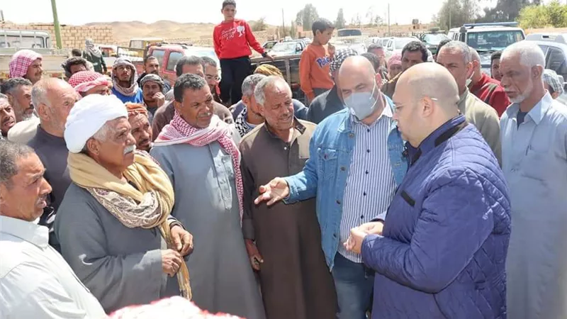 نائب محافظ الجيزة يتفقد عزبتي عين العزة وعين جمعه بقرية الحيز بالواحات البحرية