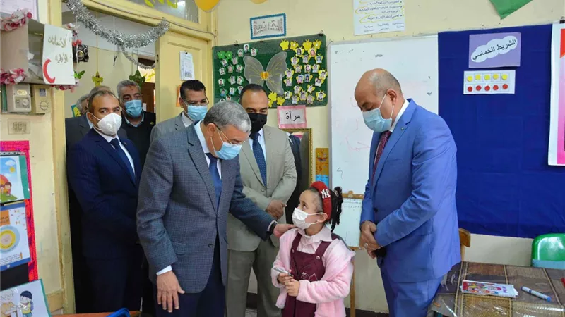 محافظ المنيا يشدد على تنفيذ الاجراءات الاحترازية بالمدارس