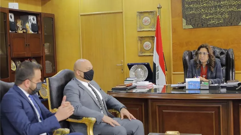 محافظ دمياط تبحث مع شركة فودافون مصر آليات تعزيز المشاركات المجتمعية