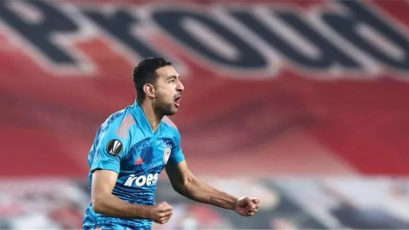 أحمد حسن كوكا يسجل ويخرج مصابا في مباراة أولمبياكوس ولارسيا بالدوري اليوناني.. فيديو