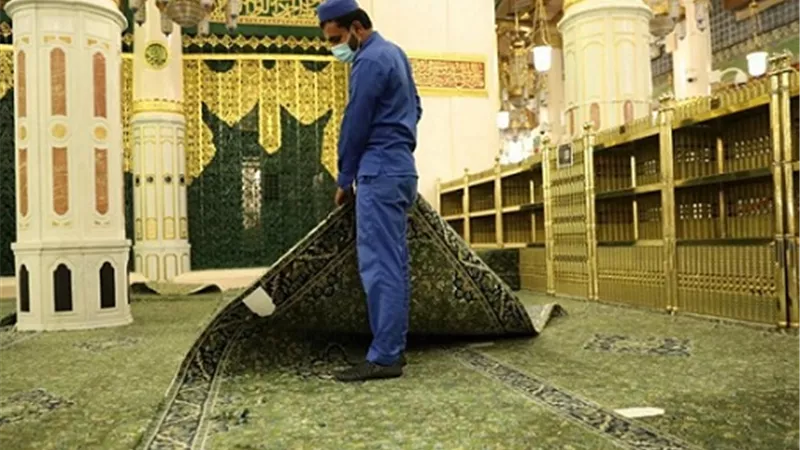 استخدام أكثر من 23 ألف لتر لتعقيم وتعطير سجّاد الروضة الشريفة وممرّ باب السلام