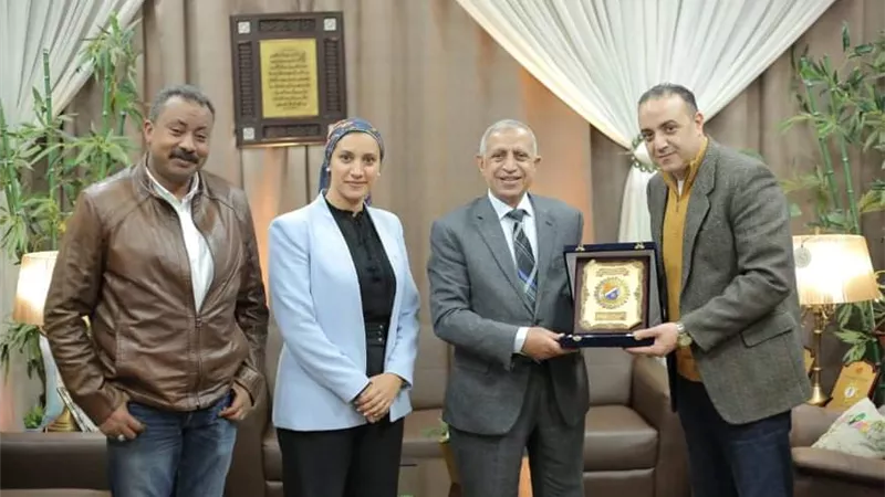 أبوزيد يهدي درع الشمس لرئيس الأكاديمية البحرية