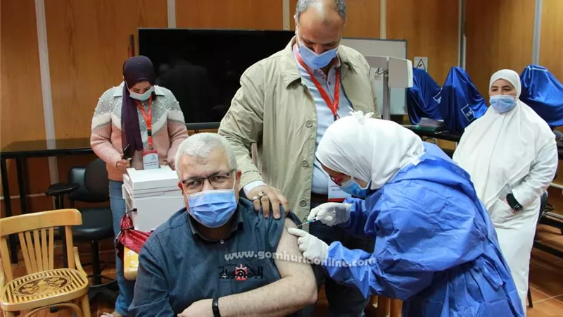 بـدء تطعيـم الأطقـم الطبيـة والعامليـن بمستشفيـات جامعـة المنوفيـة ضد فيروس كورونا